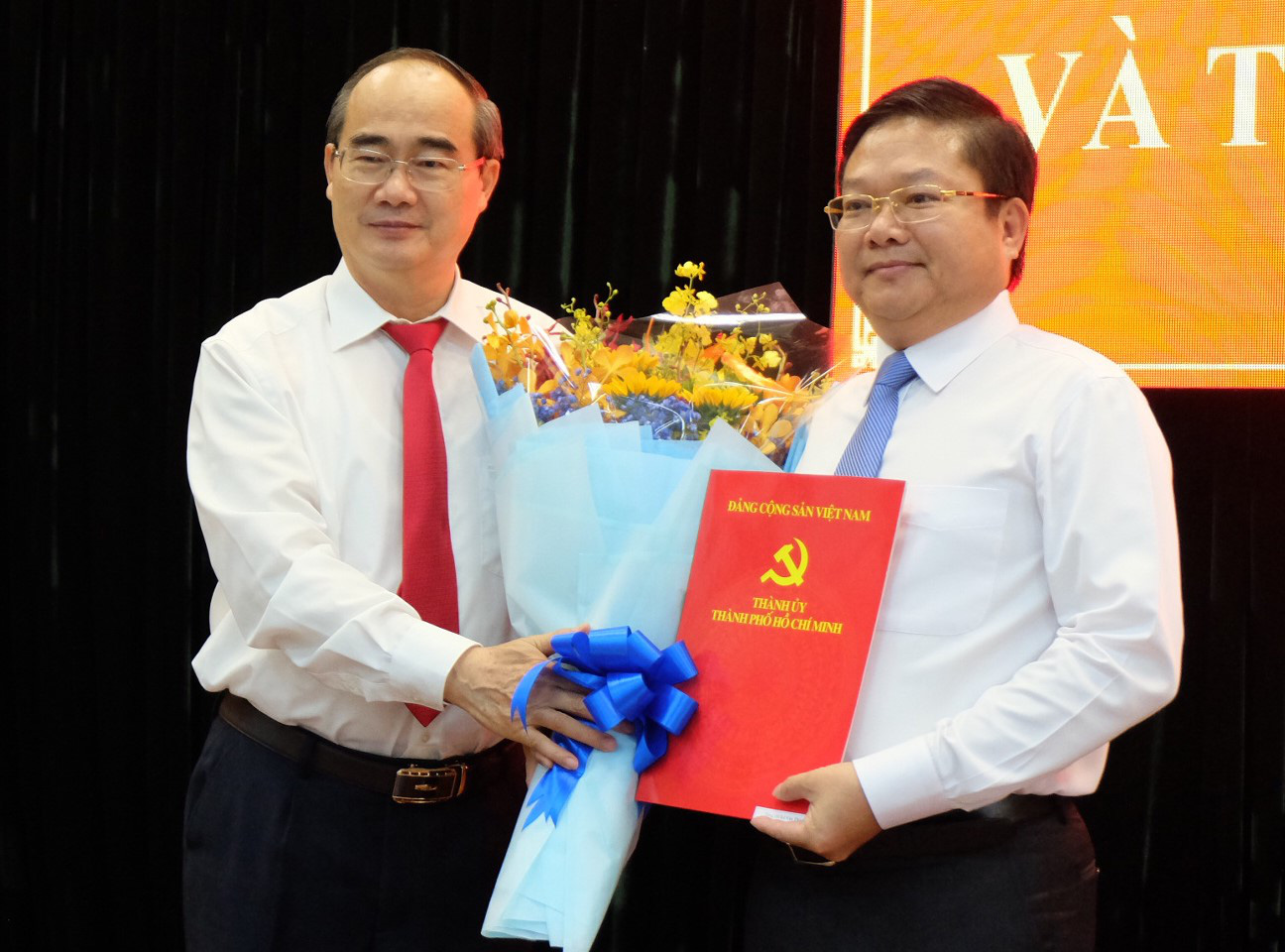 B&iacute; thư Th&agrave;nh ủy TP HCM trao quyết định cho &ocirc;ng L&ecirc; Văn Thinh - Ảnh 1.