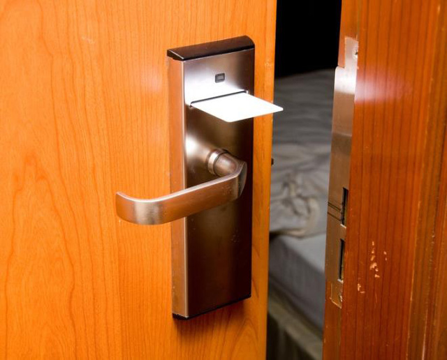 Đ&acirc;y l&agrave; điều cần l&agrave;m ngay khi thu&ecirc; ph&ograve;ng kh&aacute;ch sạn - Ảnh 3.