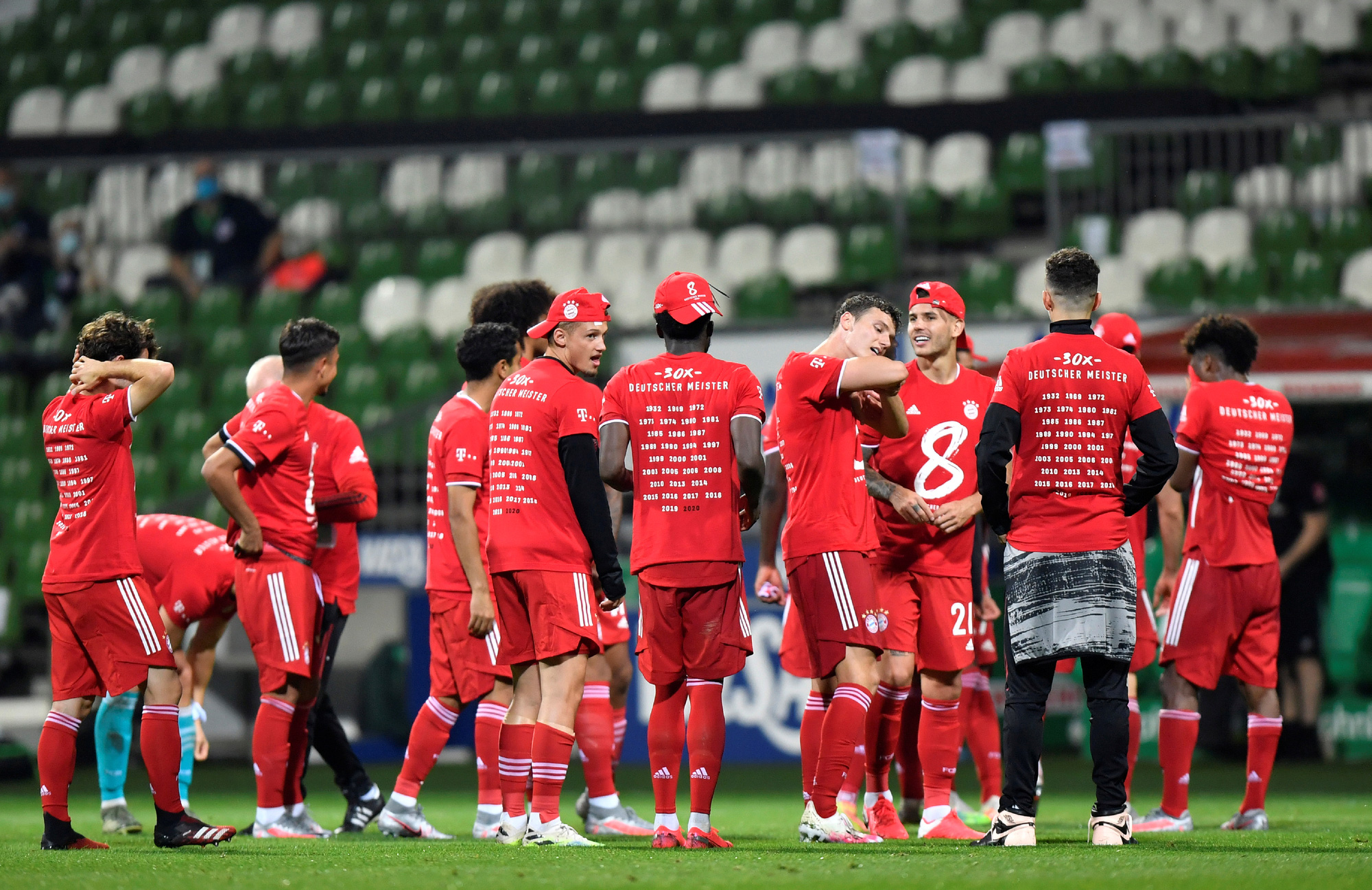 B&aacute;o ch&iacute; thế giới th&aacute;n phục kỳ t&iacute;ch 8 ng&ocirc;i v&ocirc; địch của Bayern Munich - Ảnh 7.