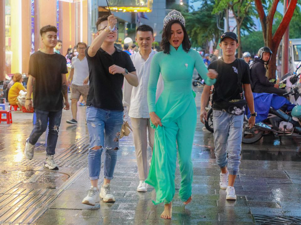 Hoa hậu H’Hen Niê mặc áo dài, đi chân trần quảng bá du lịch TP HCM