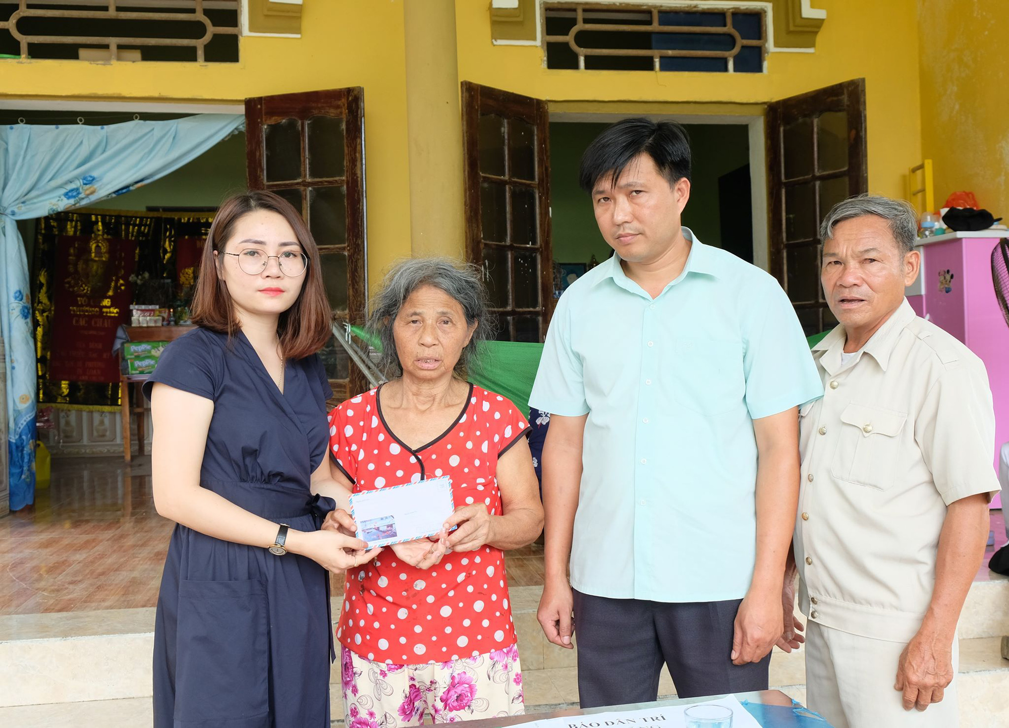 Trao quà bạn đọc của Báo Người Lao Động tới bé trai 5 tháng tuổi mất cả bố mẹ và anh trai