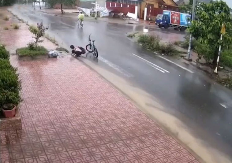 Cảm ơn cậu bé khơi rác ở miệng cống
