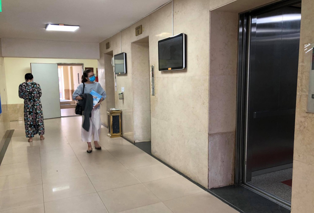 Người đàn ông nghi dâm ô bé trai trong thang máy ở chung cư 25 Lạc Trung