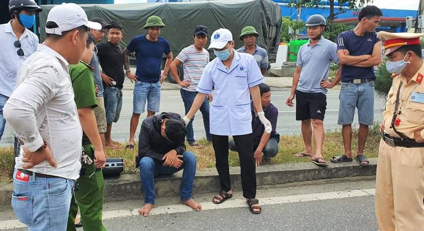 Nam thanh niên nghi phê ma túy, tự gây tai nạn rồi tấn công nhân viên cấp cứu