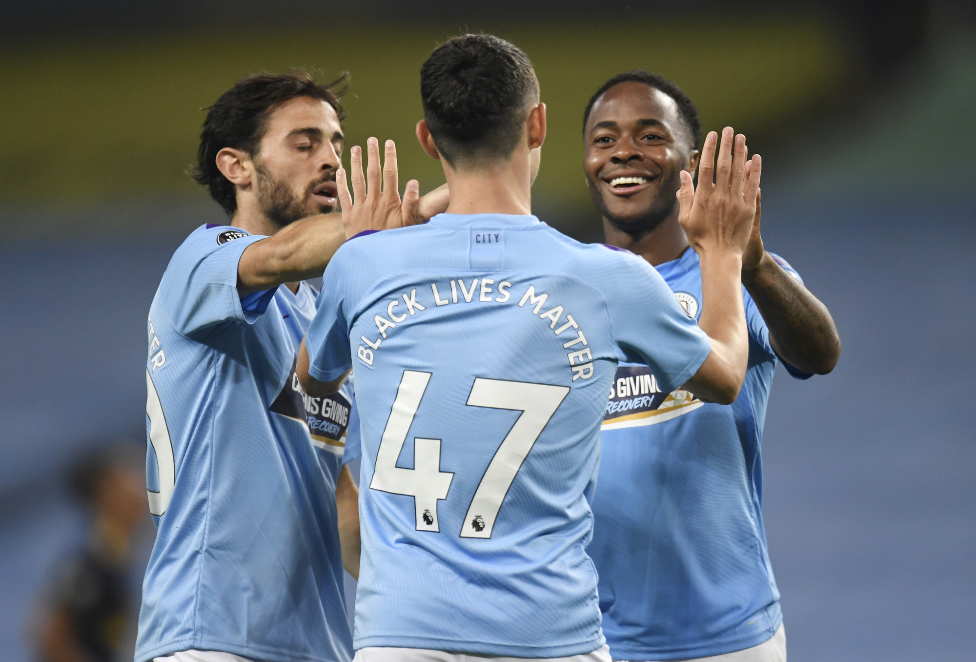 Thay người tệ hại, Arsenal thảm bại vì "phản đồ" trước Man City