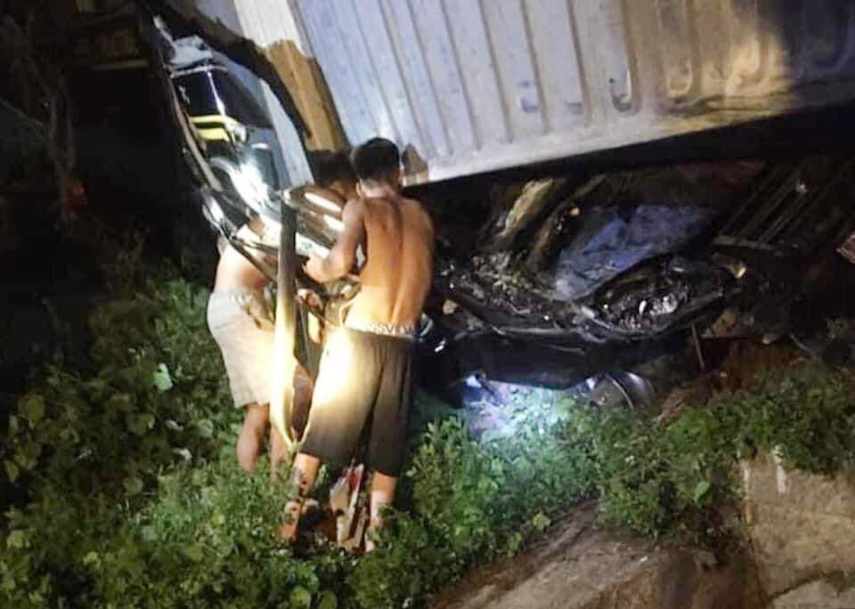 Tai nạn kinh hoàng xe container đè bẹp xe khách Limousine, 3 người tử vong