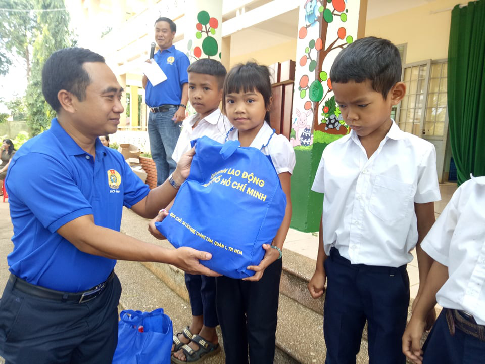 Cán bộ Công đoàn TP HCM tặng quà cho giáo viên, học sinh nghèo ở Đắk Lắk