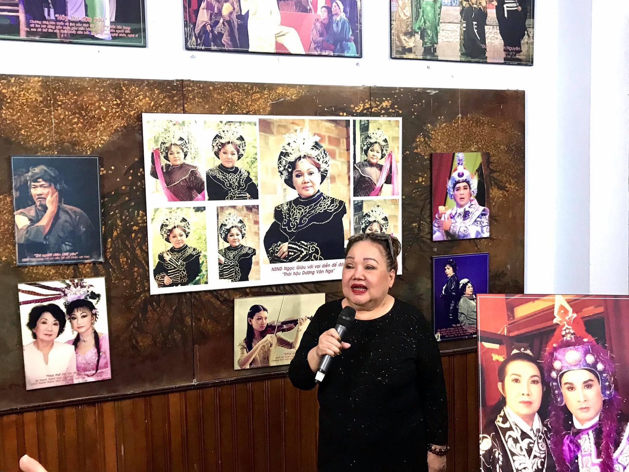 Kim Cương, Th&agrave;nh Lộc v&agrave; đ&ocirc;ng nghệ sĩ ng&ocirc;i sao đến với triển l&atilde;m Sắc m&agrave;u s&acirc;n khấu - Ảnh 4.