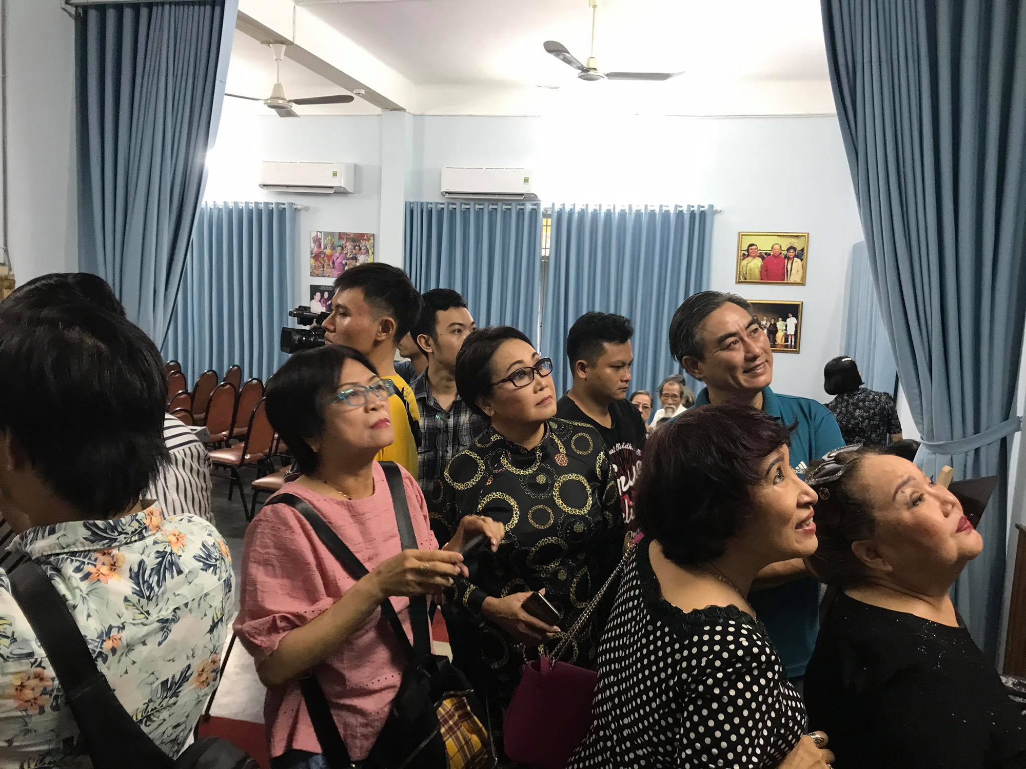 Kim Cương, Th&agrave;nh Lộc v&agrave; đ&ocirc;ng nghệ sĩ ng&ocirc;i sao đến với triển l&atilde;m Sắc m&agrave;u s&acirc;n khấu - Ảnh 8.