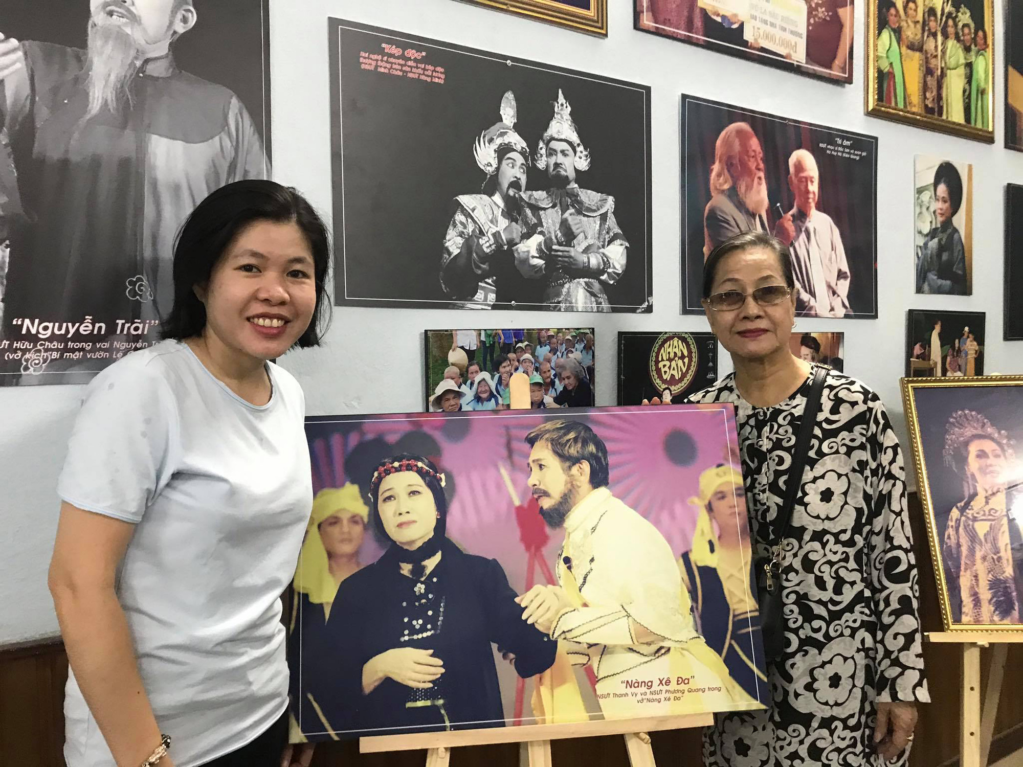 Kim Cương, Th&agrave;nh Lộc v&agrave; đ&ocirc;ng nghệ sĩ ng&ocirc;i sao đến với triển l&atilde;m Sắc m&agrave;u s&acirc;n khấu - Ảnh 5.