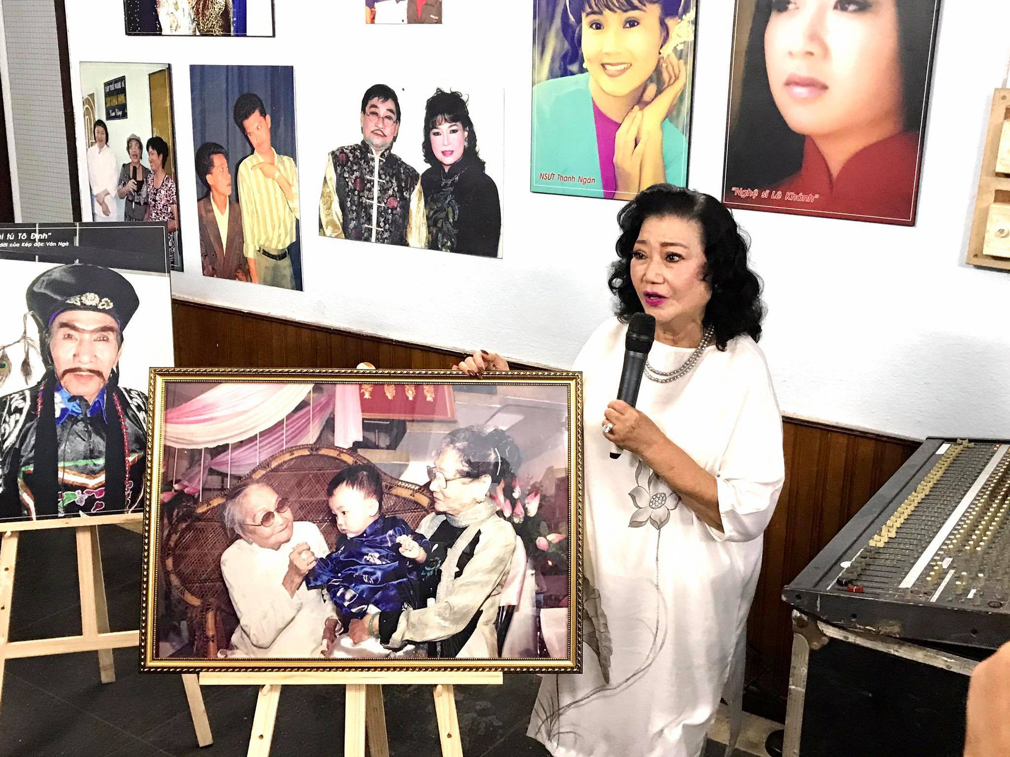 Kim Cương, Thành Lộc và đông nghệ sĩ ngôi sao đến với triển lãm "Sắc màu sân khấu"
