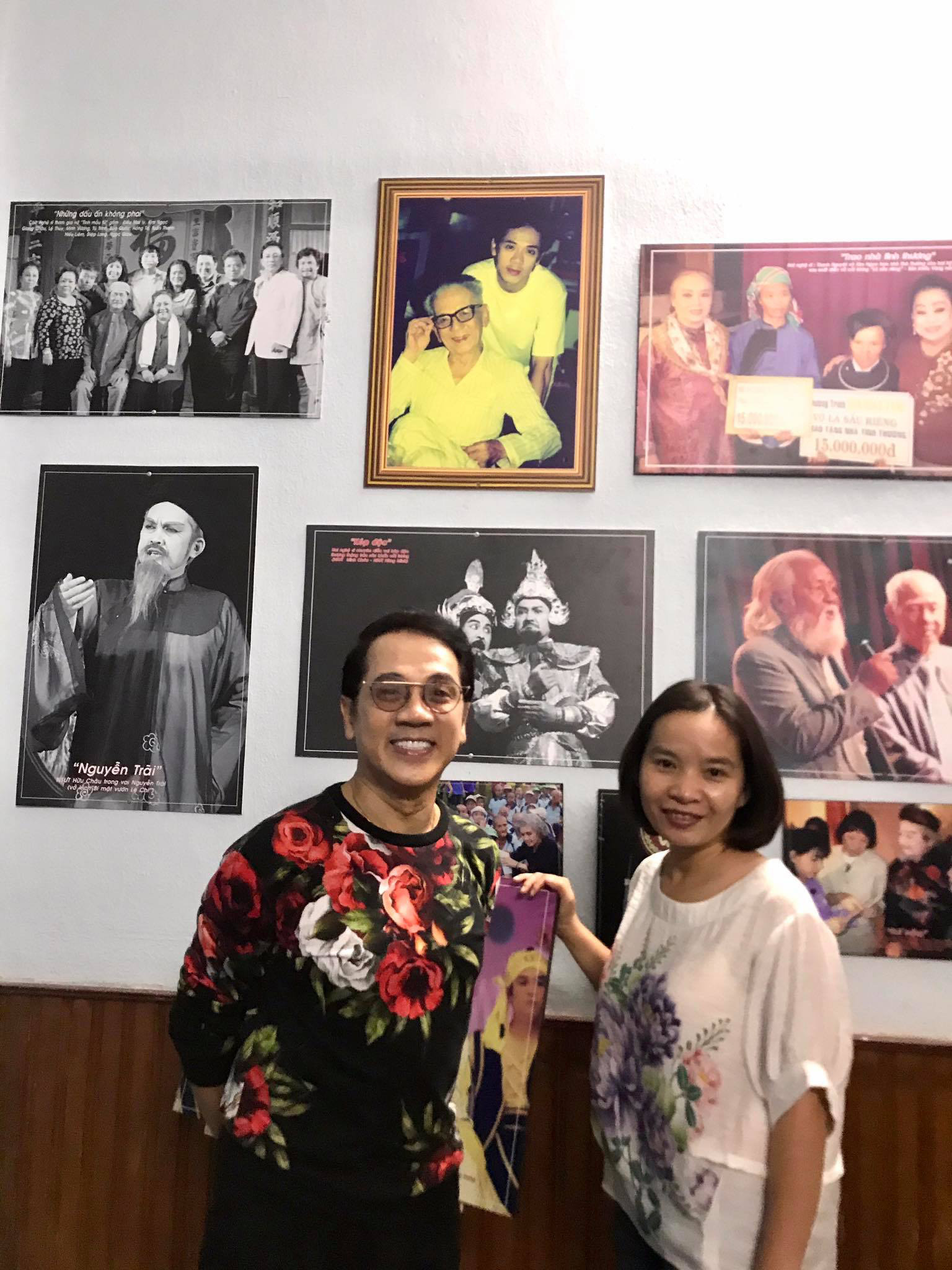 Kim Cương, Th&agrave;nh Lộc v&agrave; đ&ocirc;ng nghệ sĩ ng&ocirc;i sao đến với triển l&atilde;m Sắc m&agrave;u s&acirc;n khấu - Ảnh 3.