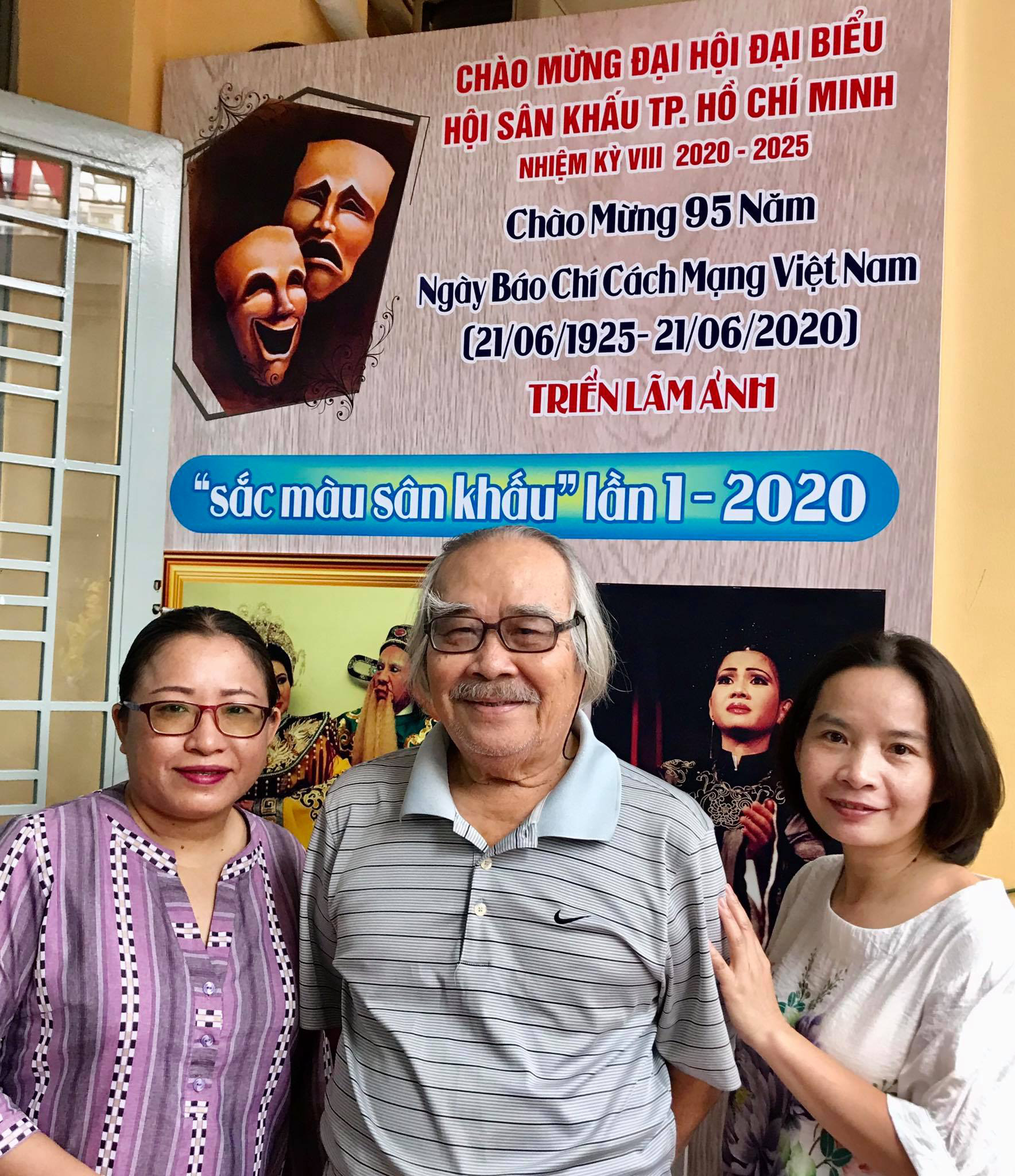 Kim Cương, Th&agrave;nh Lộc v&agrave; đ&ocirc;ng nghệ sĩ ng&ocirc;i sao đến với triển l&atilde;m Sắc m&agrave;u s&acirc;n khấu - Ảnh 2.