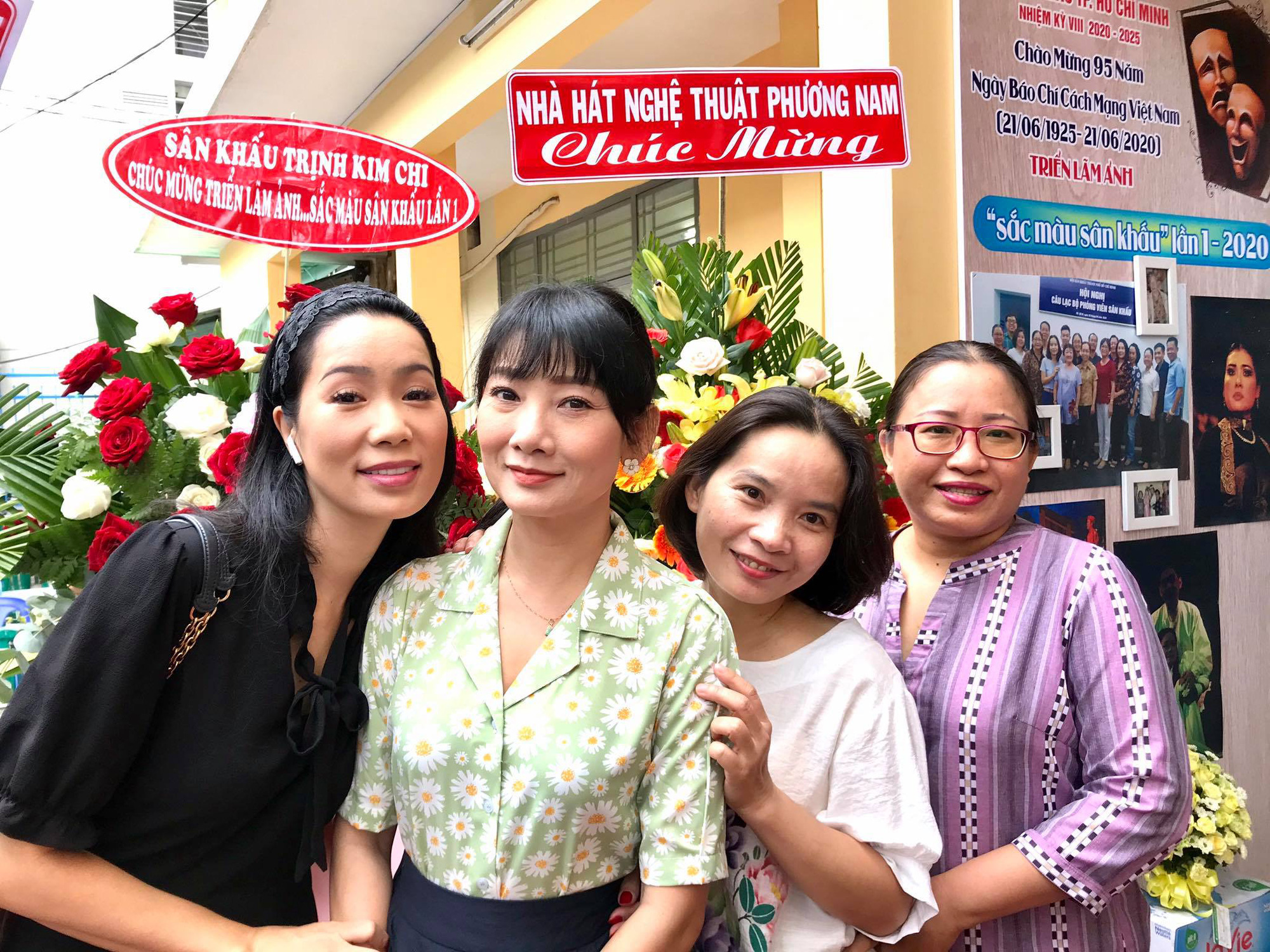Kim Cương, Th&agrave;nh Lộc v&agrave; đ&ocirc;ng nghệ sĩ ng&ocirc;i sao đến với triển l&atilde;m Sắc m&agrave;u s&acirc;n khấu - Ảnh 10.