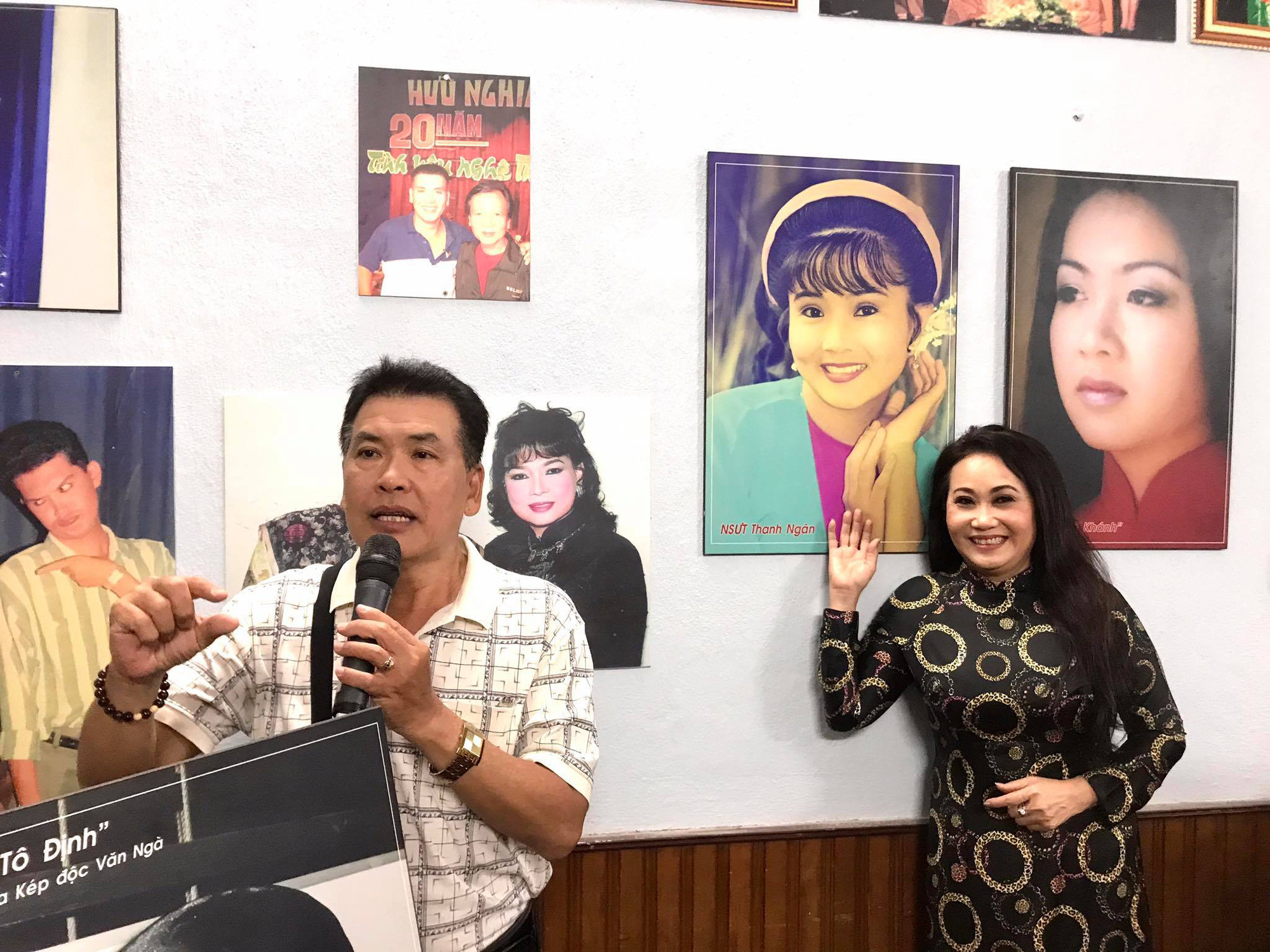 Kim Cương, Th&agrave;nh Lộc v&agrave; đ&ocirc;ng nghệ sĩ ng&ocirc;i sao đến với triển l&atilde;m Sắc m&agrave;u s&acirc;n khấu - Ảnh 6.