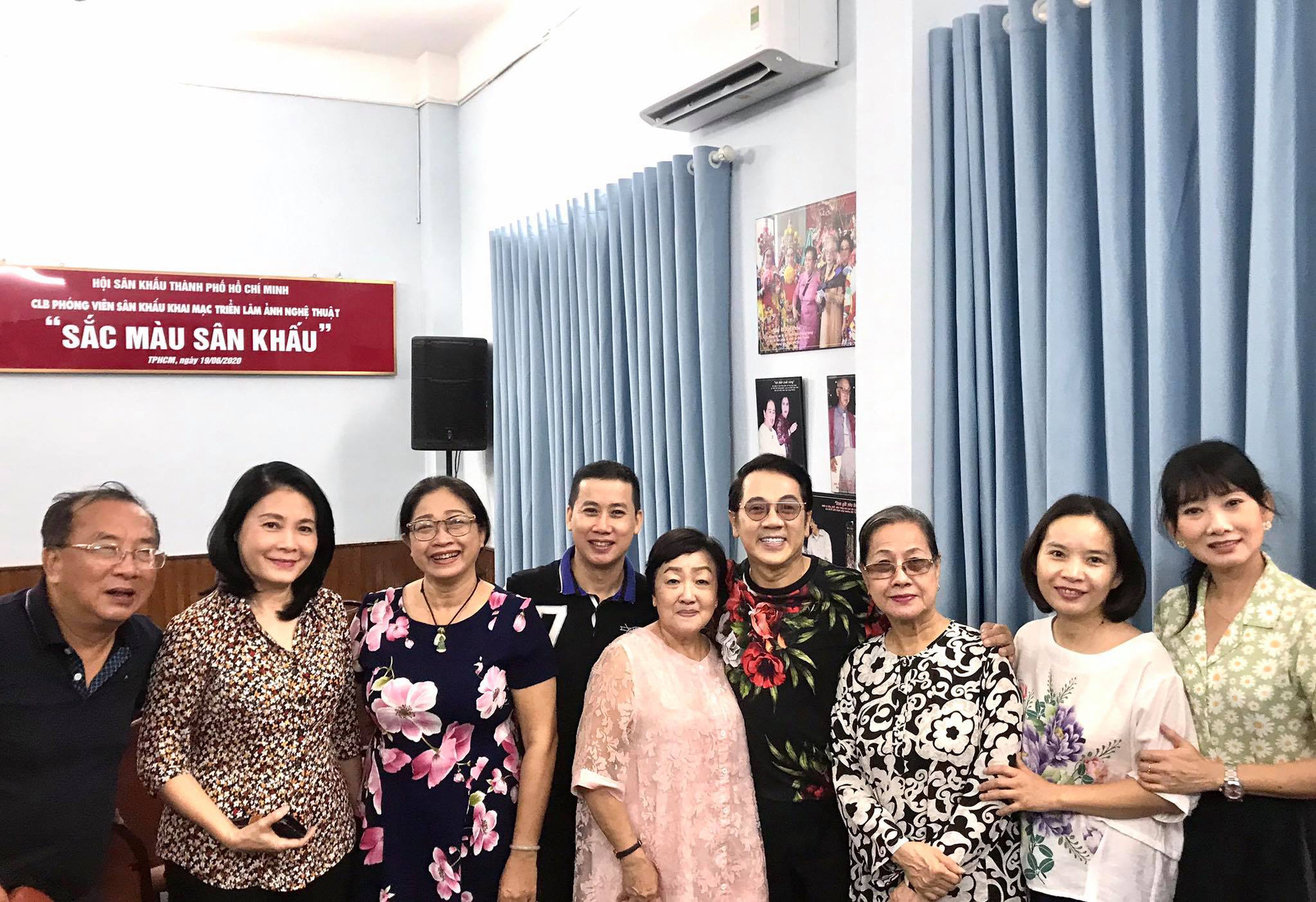 Kim Cương, Th&agrave;nh Lộc v&agrave; đ&ocirc;ng nghệ sĩ ng&ocirc;i sao đến với triển l&atilde;m Sắc m&agrave;u s&acirc;n khấu - Ảnh 9.