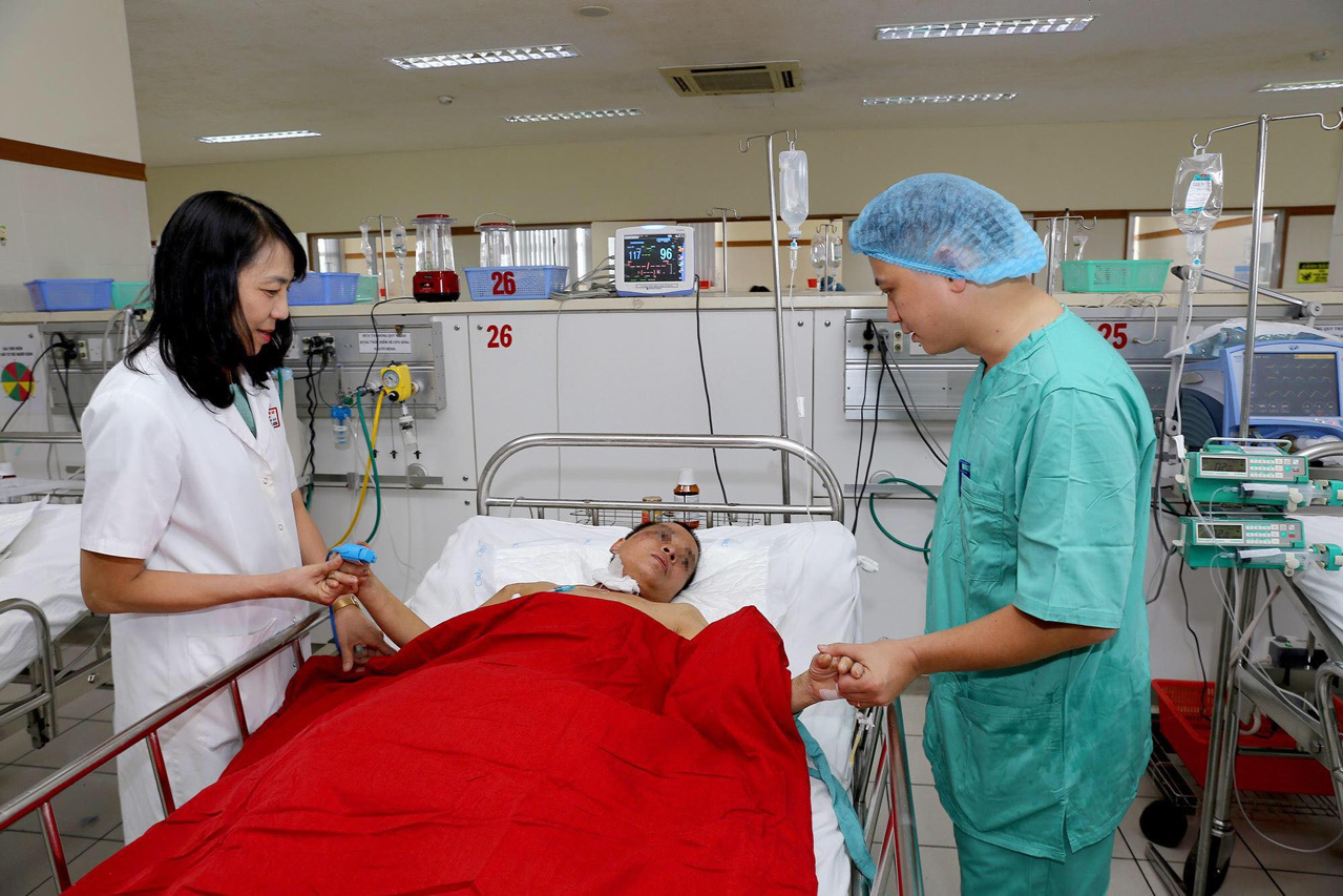 Cứu sống ngoạn mục bệnh nhân rơi từ tầng 5 xuống đất