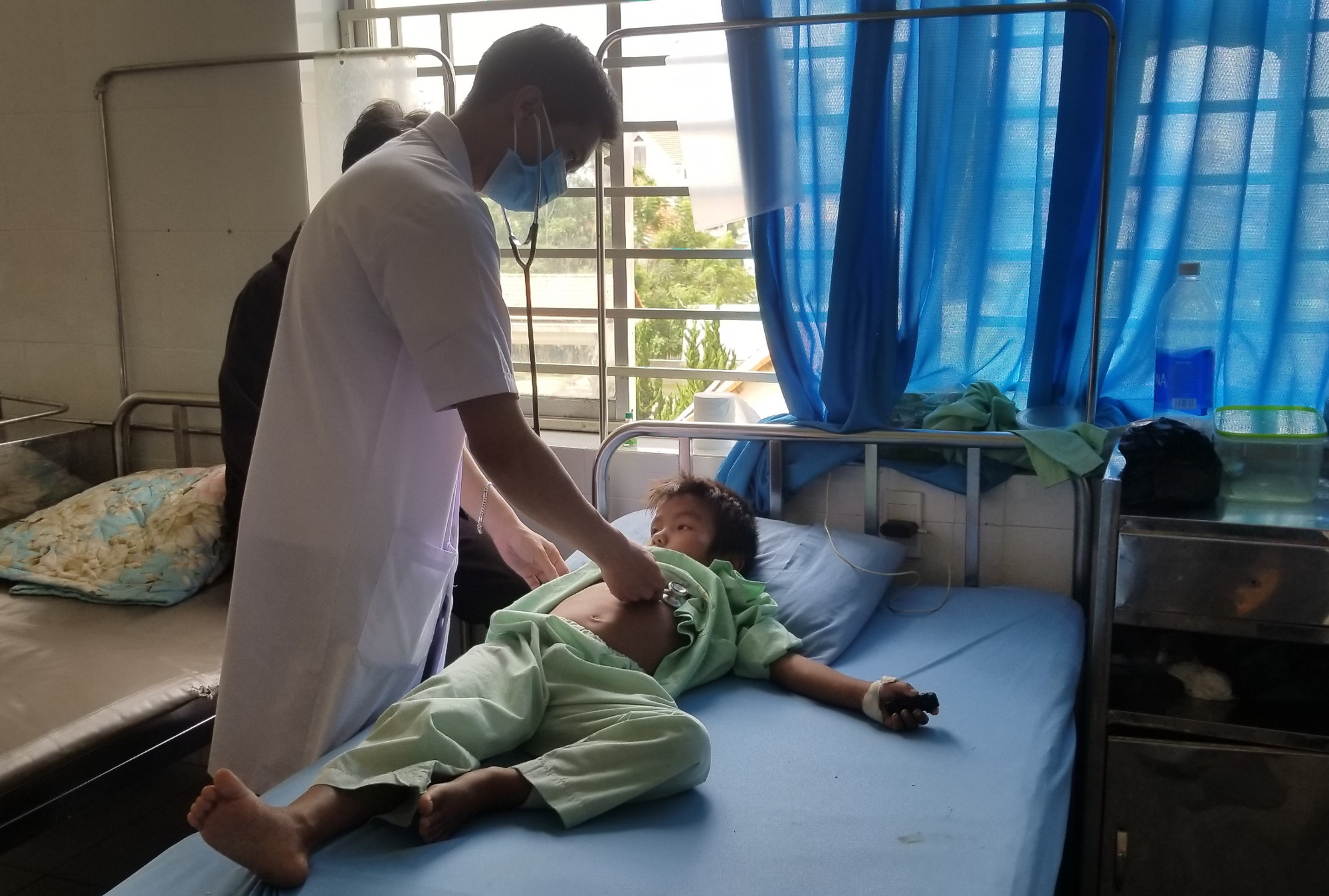 Lâm Đồng: Một học sinh tiểu học rơi từ tầng 2 trường học xuống đất chấn thương sọ não