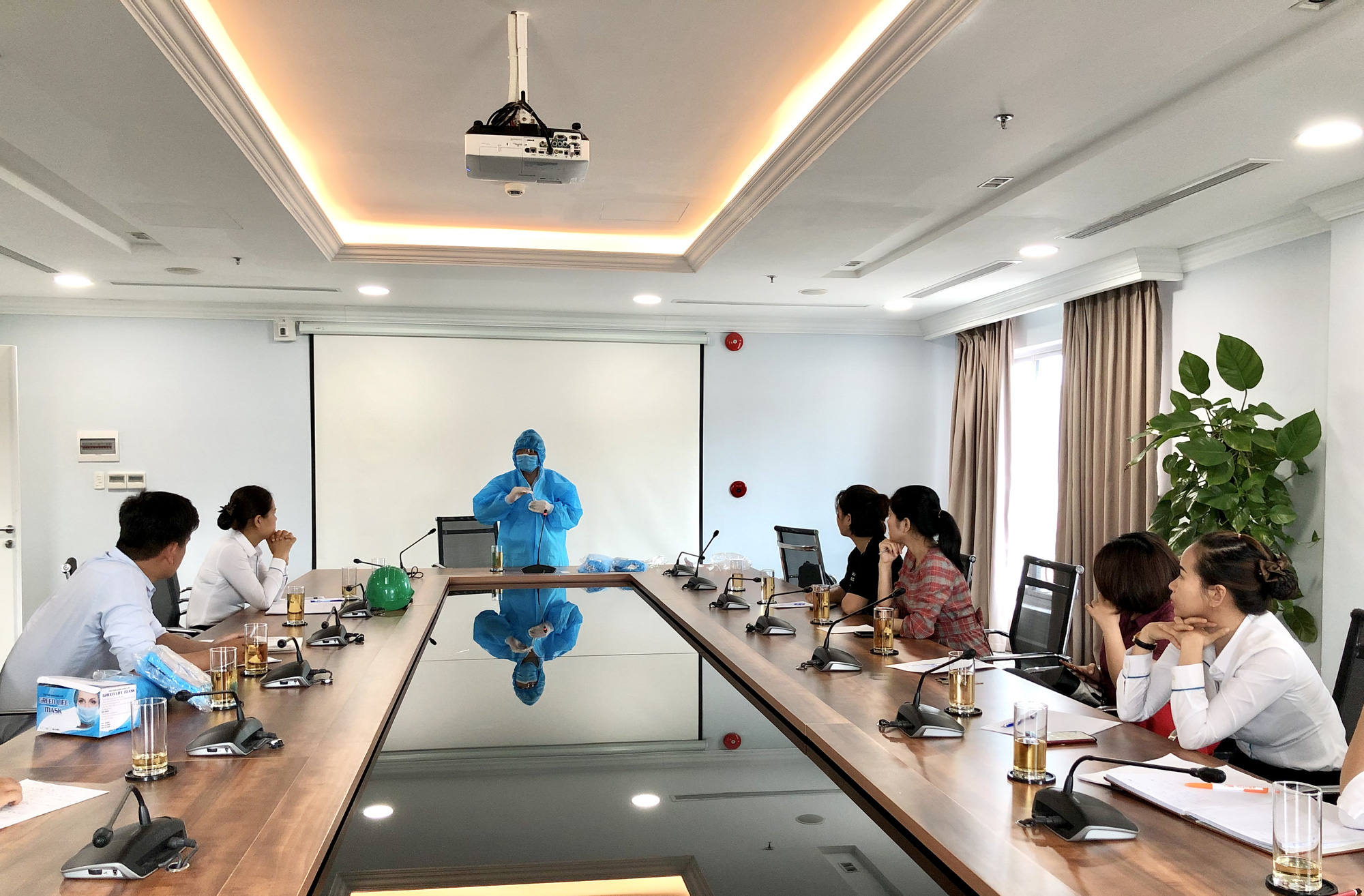 160 chuyên gia nước ngoài đầu tiên đến Quảng Ngãi âm tính với Covid-19
