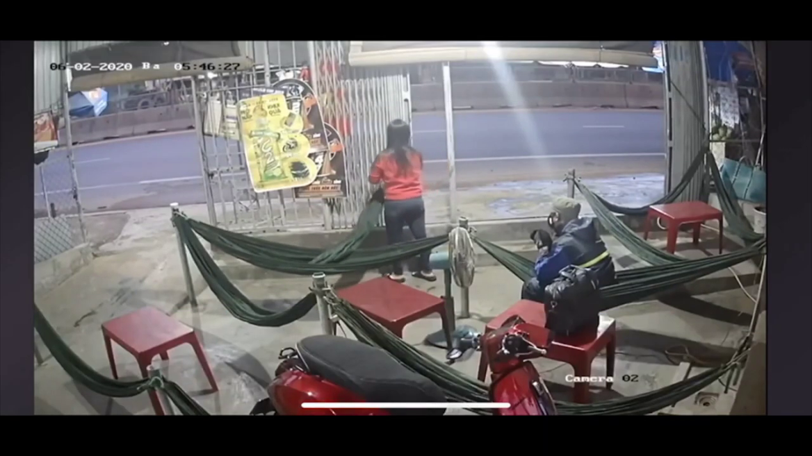Vào quán cà phê, người đàn ông bất ngờ dùng búa đập đầu chị em chủ quán - Ảnh 2.