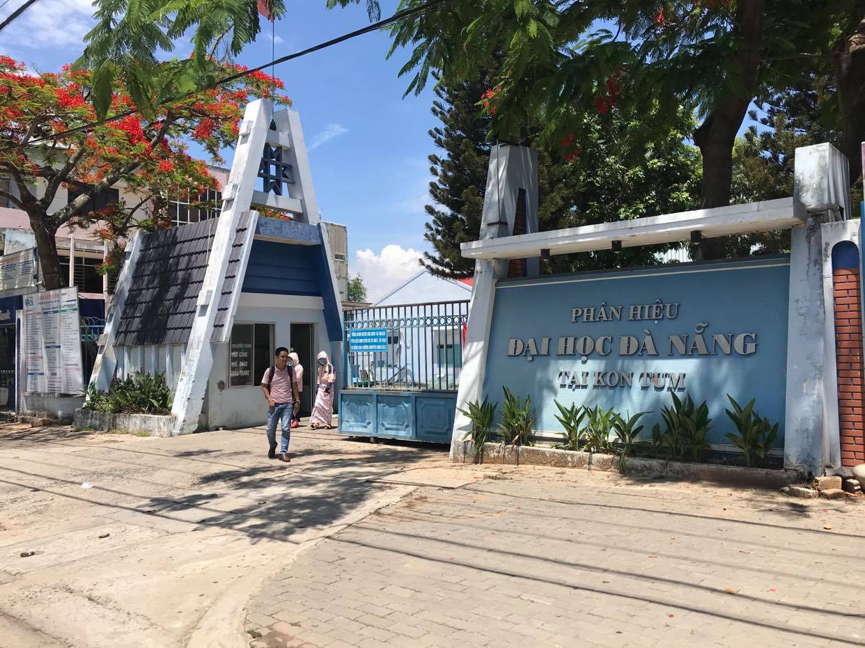 Giám đốc Phân hiệu Đại học qua đêm trong phòng làm việc có nữ nhân viên rồi nhắn tin gạ gẫm