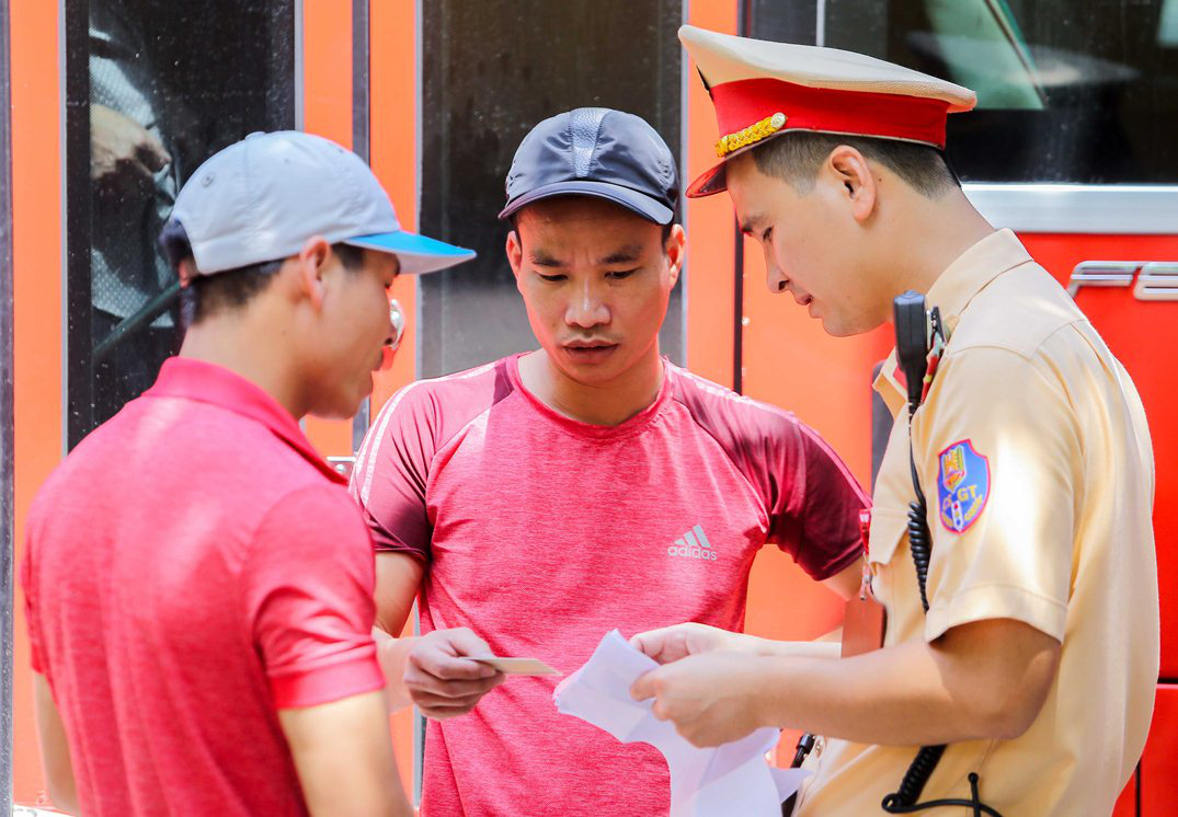 CSGT Hà Nội xử lý tình trạng xe khách tạt đầu, chạy rùa bò đón khách - Ảnh 4.