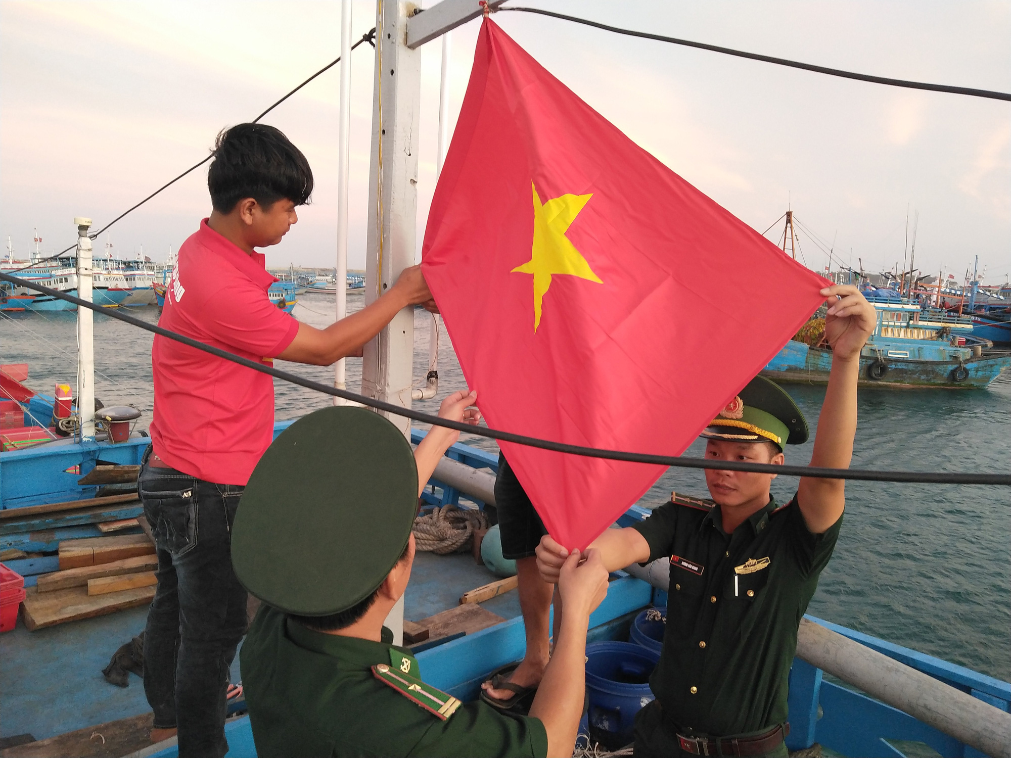 VƯƠN KHƠI CÙNG CỜ TỔ QUỐC: Động lực giúp ngư dân bám biển - Ảnh 2.