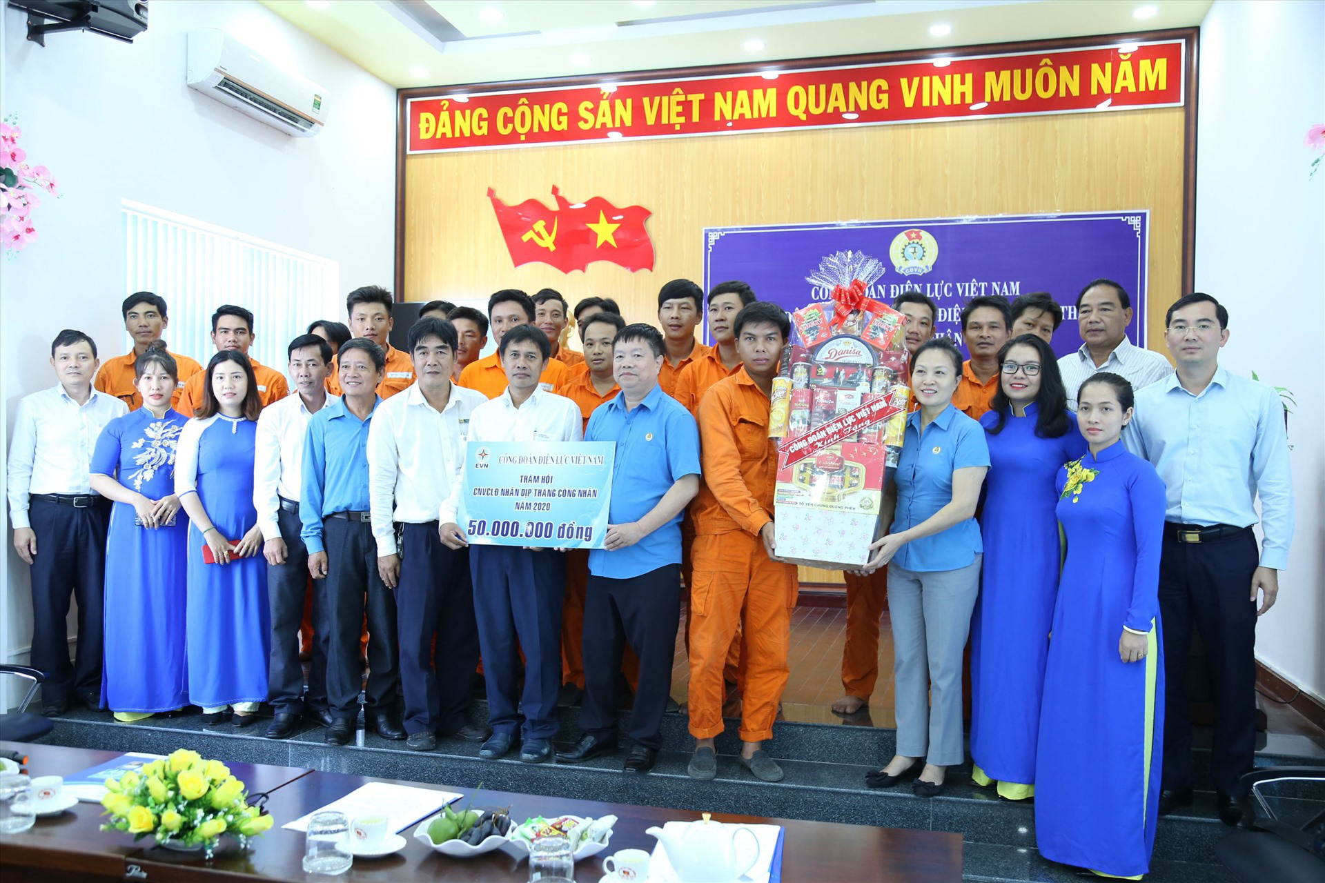 Thăm hỏi công nhân điện lực ở vùng xa