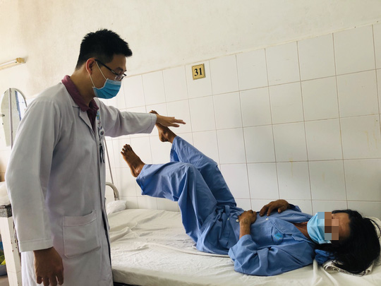 Cứu sống ngoạn mục thanh ni&ecirc;n ngh&egrave;o t&eacute; c&acirc;y dừa cao 5m khiến đốt sống g&atilde;y n&aacute;t - Ảnh 3.
