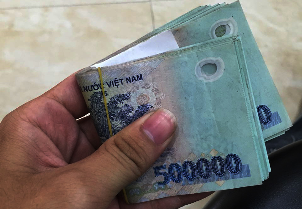 Bắt quả tang Thiếu uý cảnh sát hình sự Bình Dương nhận hối lộ tại quán cà phê