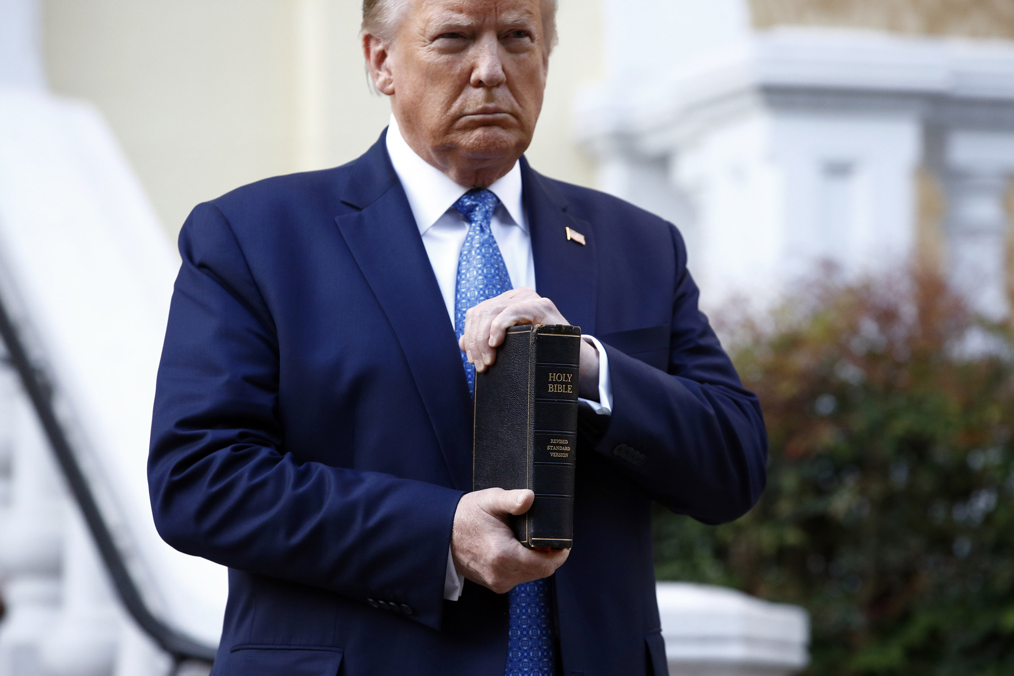 Tổng thống Trump nổi giận với thông tin "tránh xuống hầm ngầm"