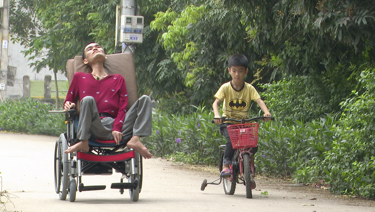 Ch&agrave;ng trai liệt tứ chi l&agrave;m n&ecirc;n kỳ t&iacute;ch về nghị lực sống - Ảnh 4.