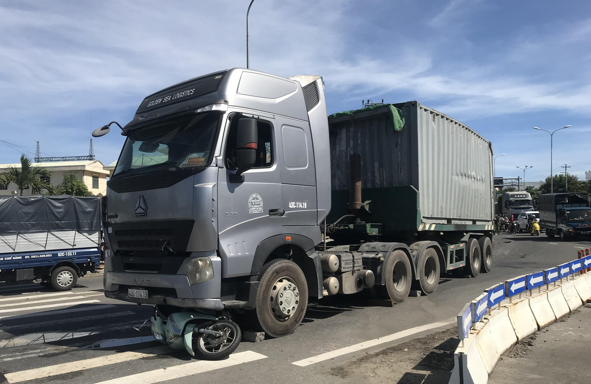 2 mẹ con thương vong dưới b&aacute;nh container - Ảnh 1.