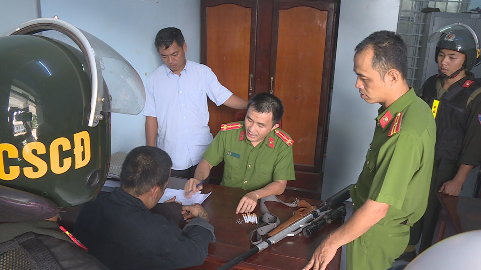 Vây ráp đối tượng nghiện ma túy, vác súng đi dạo trên đường