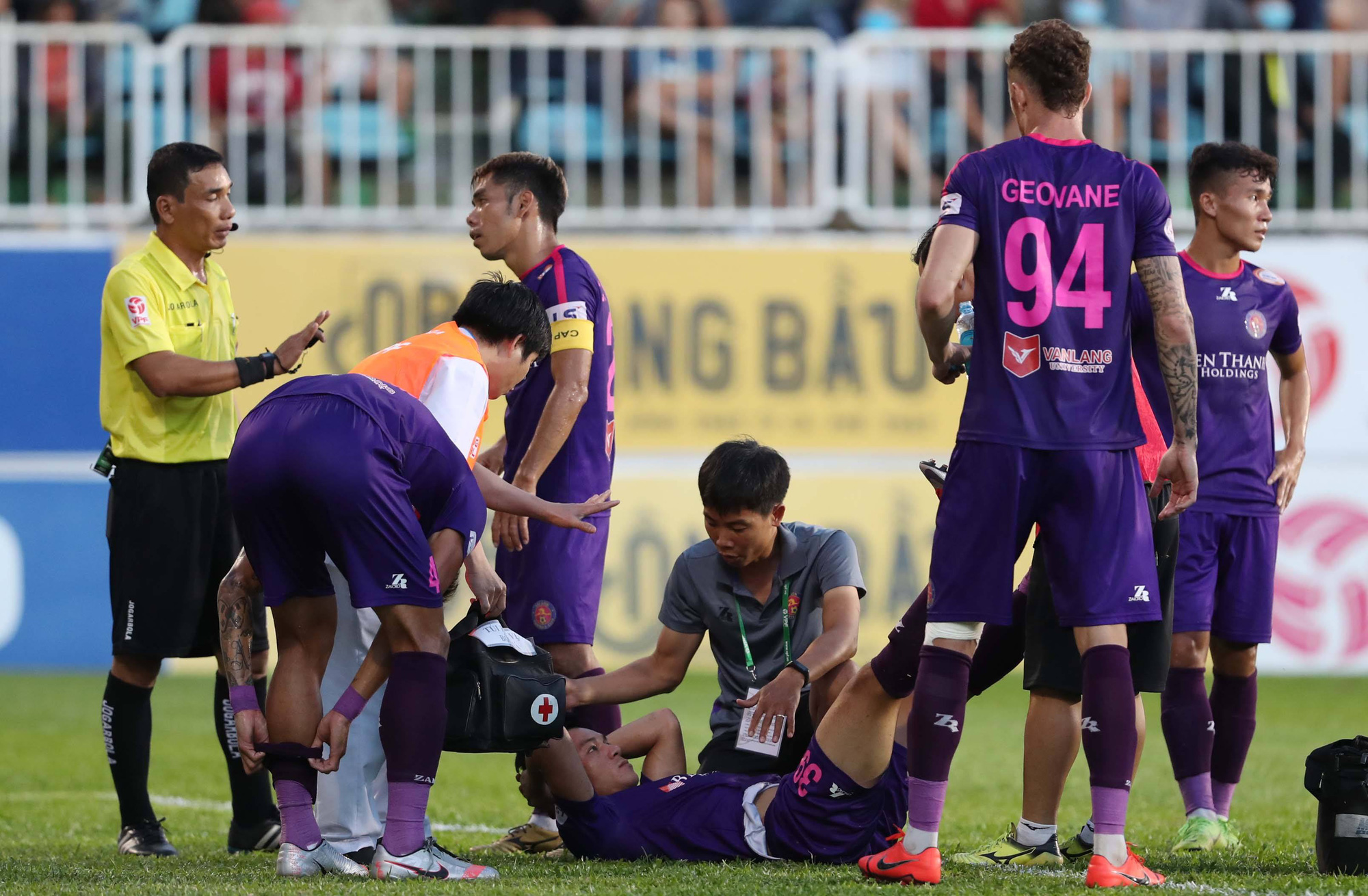 Trọng t&agrave;i V-League lại bị phản ứng - Ảnh 1.