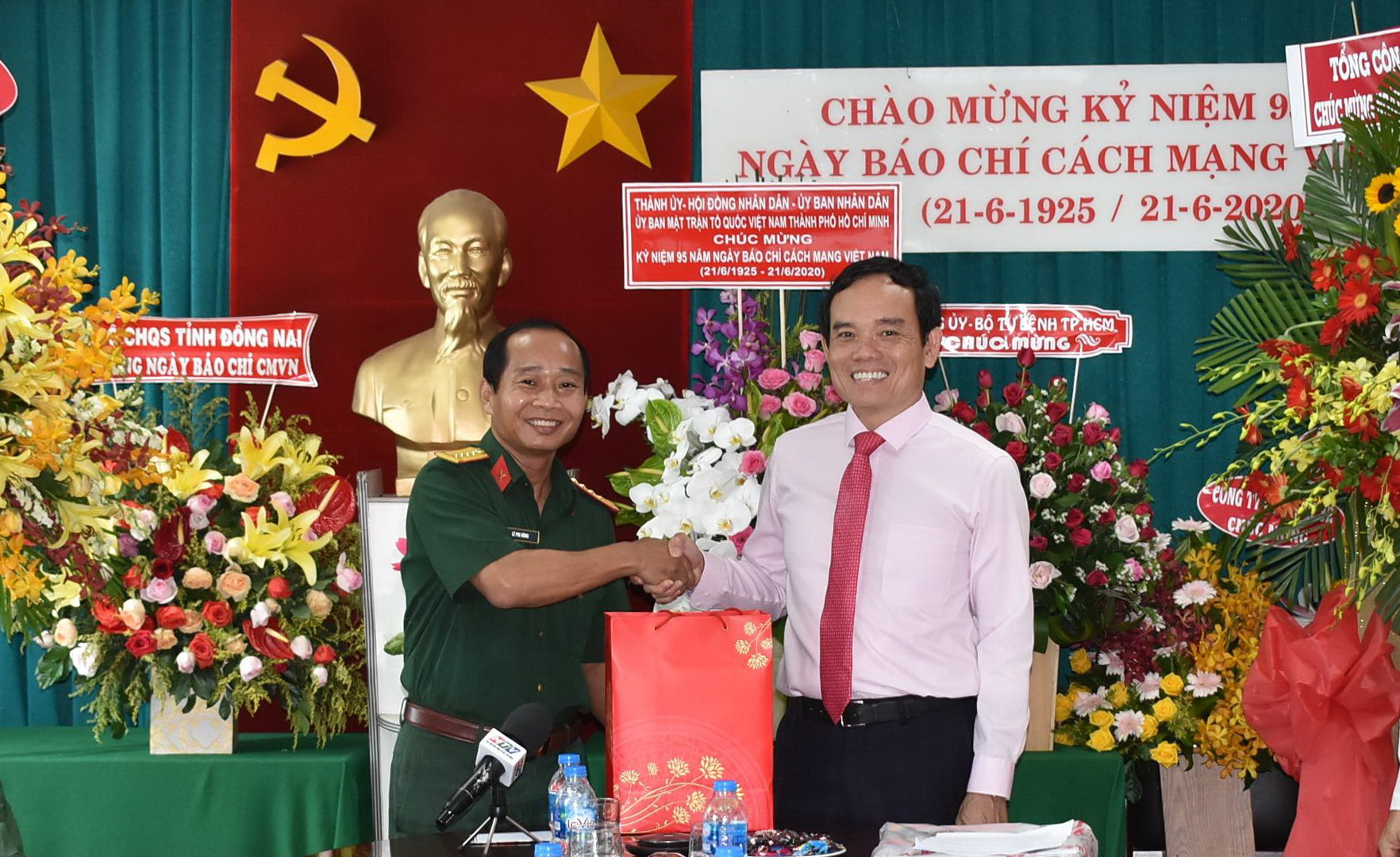 Lãnh đạo TP HCM thăm các cơ quan báo chí - Ảnh 2.