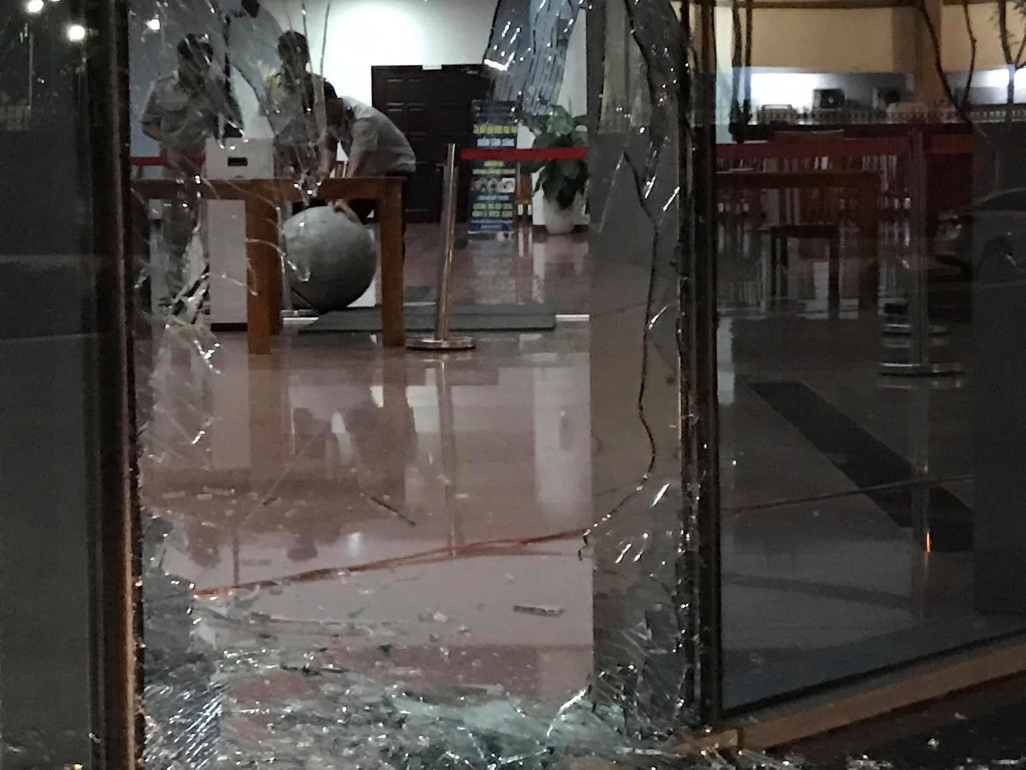 Ô tô tông xe máy, lao vào khuôn viên Trung tâm hành chính Đà Nẵng