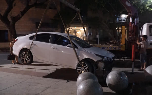 Ô tô tông xe máy, lao vào khuôn viên Trung tâm hành chính Đà Nẵng - Ảnh 2.