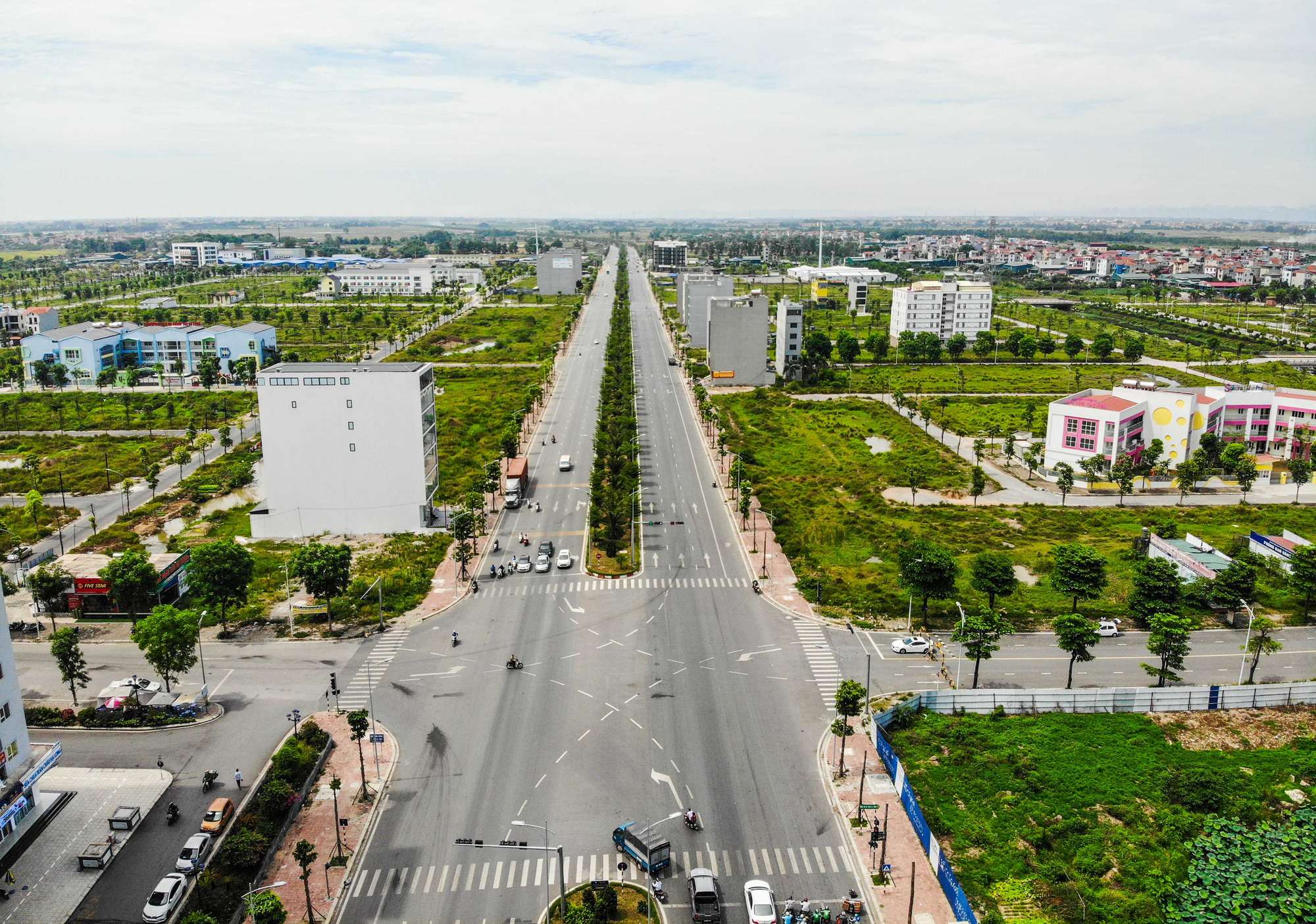CLIP: H&agrave;ng loạt c&acirc;y chết kh&ocirc; tr&ecirc;n con đường ng&agrave;n tỉ vừa đi v&agrave;o sử dụng - Ảnh 2.