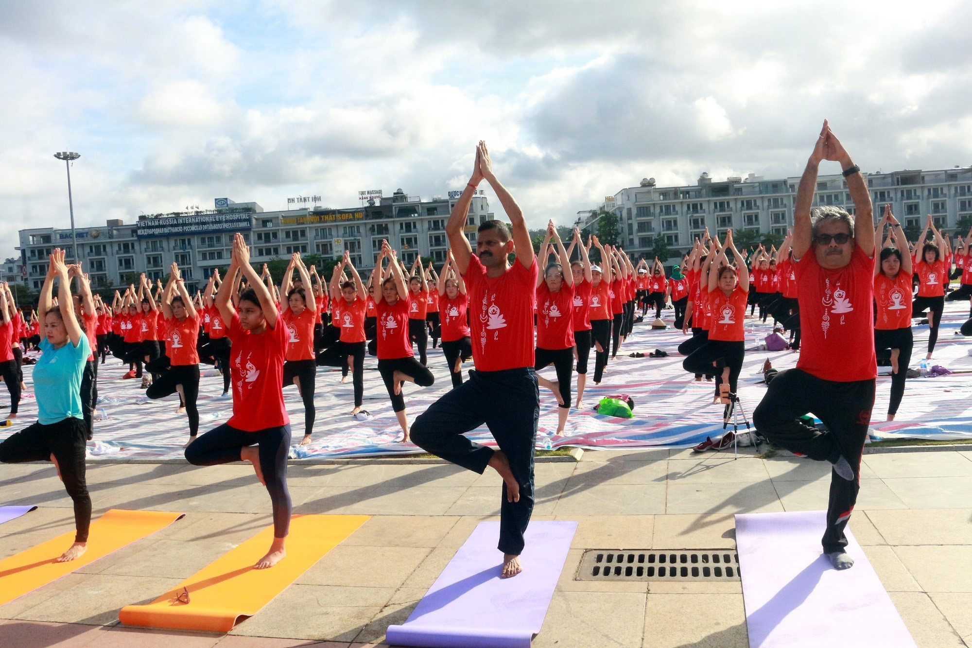 Gần 3.000 người tham gia ngày Quốc tế Yoga
