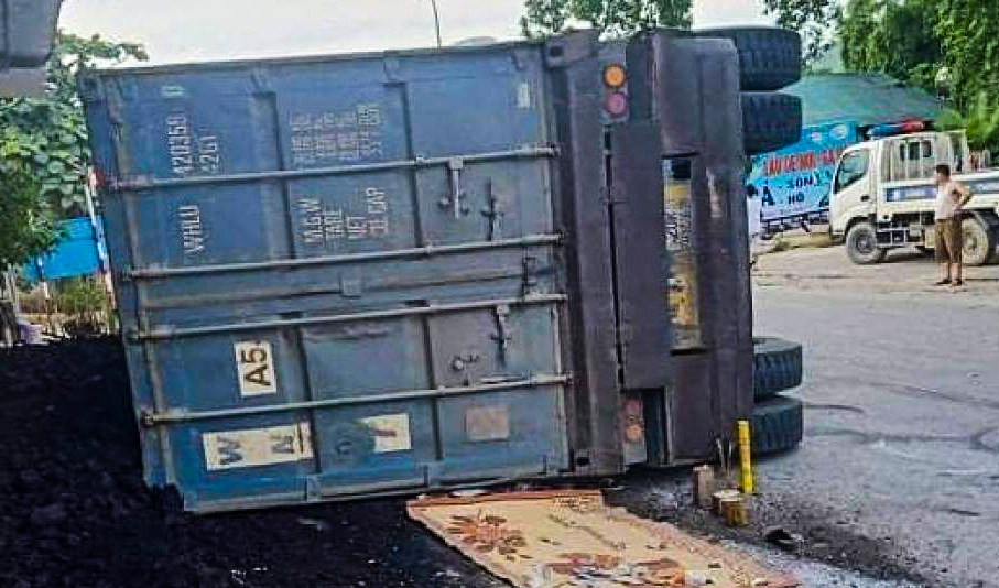 Xe đầu kéo bị lật khi vào cua, đè chết 2 mẹ con đi xe máy