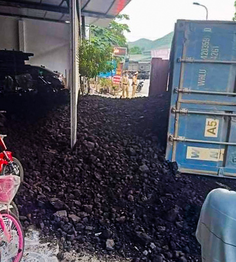 Xe đầu k&eacute;o bị lật khi v&agrave;o cua, đ&egrave; chết 2 mẹ con đi xe m&aacute;y - Ảnh 2.