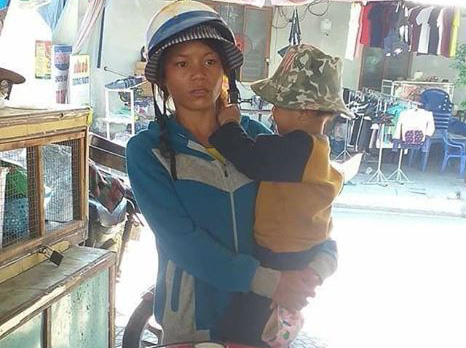 C&ocirc; g&aacute;i trẻ trao trả 22 triệu đồng c&ugrave;ng v&agrave;ng nhặt được cho cặp vợ chồng ngh&egrave;o - Ảnh 4.