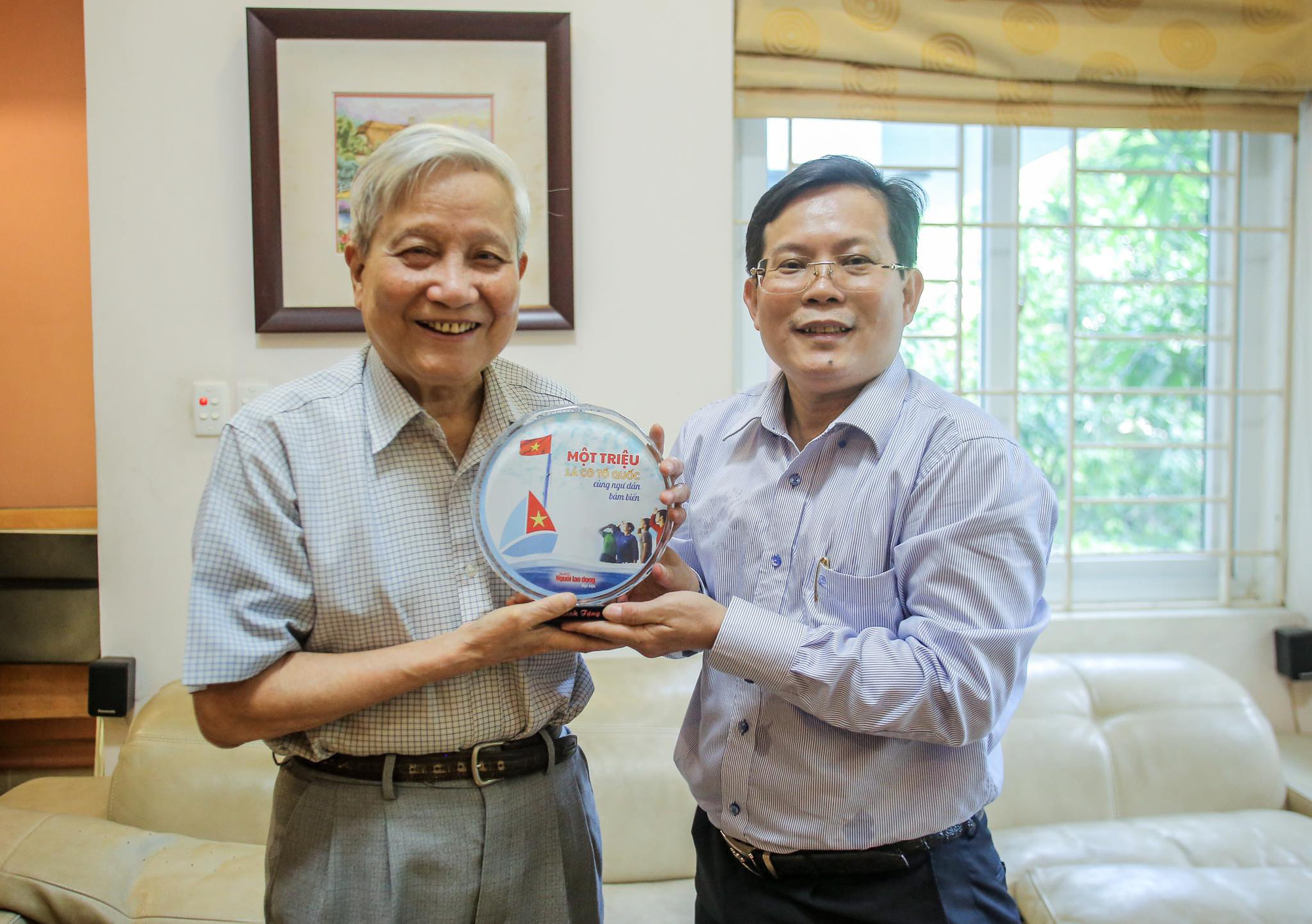 Chương tr&igrave;nh Một triệu l&aacute; cờ Tổ quốc c&ugrave;ng ngư d&acirc;n b&aacute;m biển rất &yacute; nghĩa - Ảnh 5.