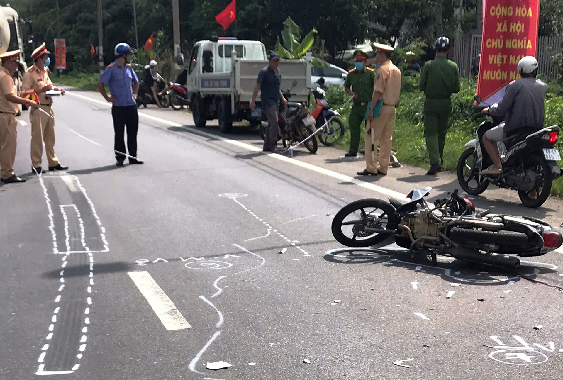Tai nạn giữa xe tải và xe máy, 1 người chết tại chỗ