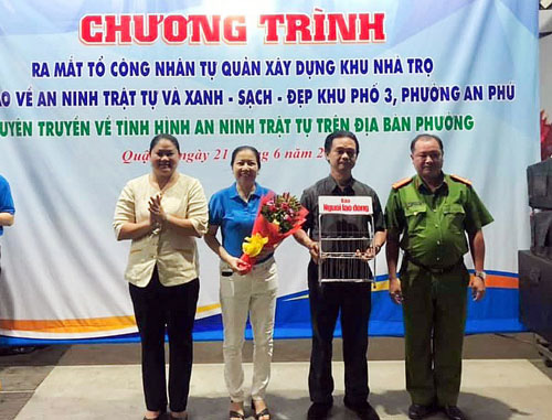Tặng kệ Báo Người Lao Động cho công nhân ở trọ