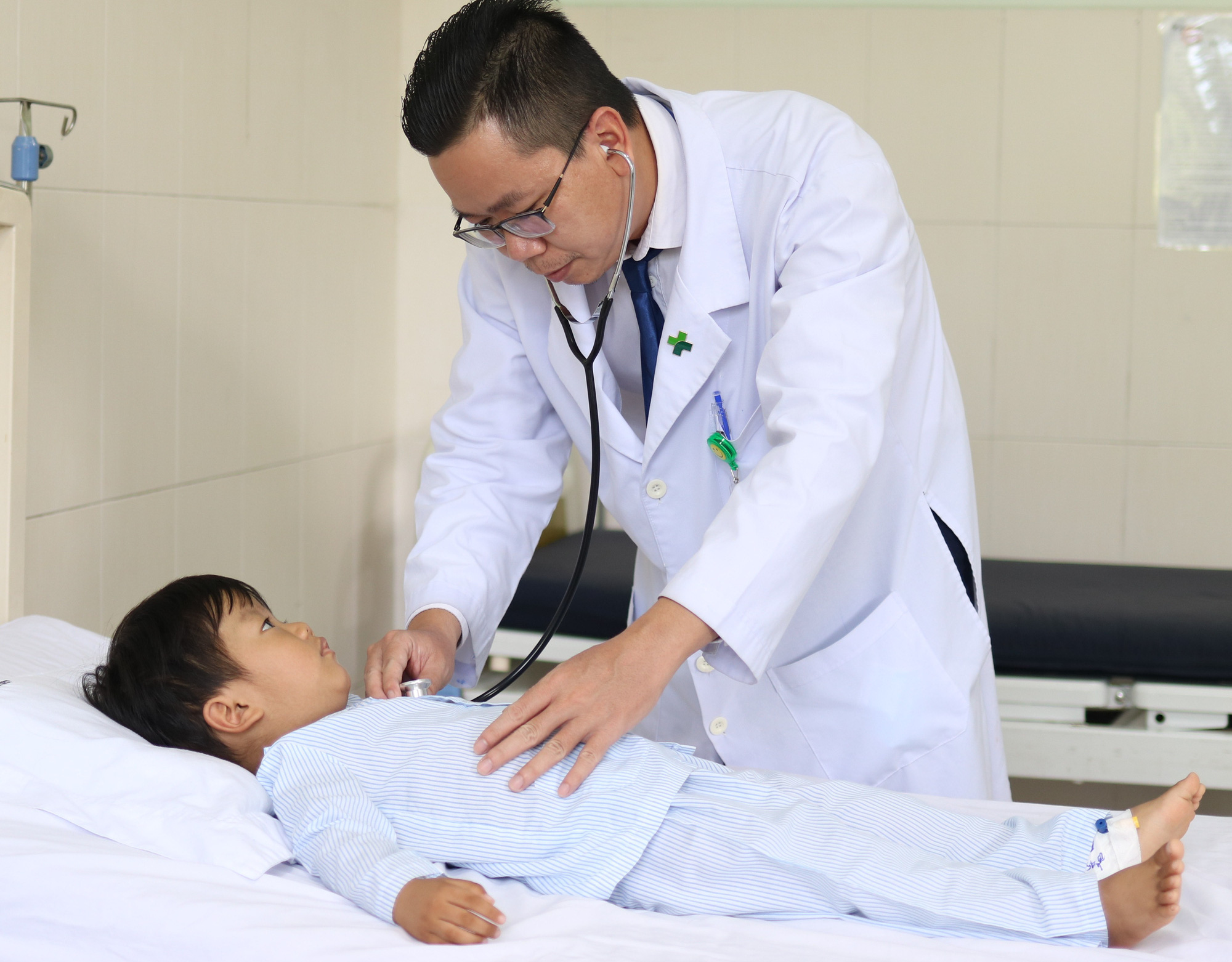 Cứu sống bé trai 4 tuổi da xanh xao, bị ngất khi gắng sức
