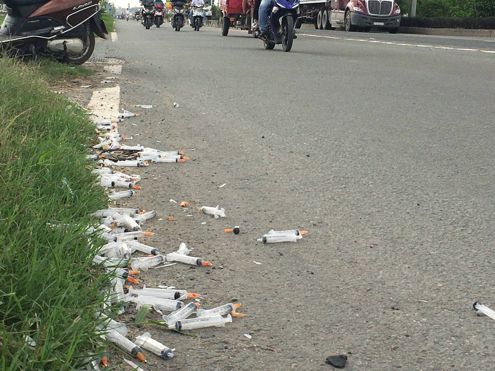 Ghê sợ với đống kim tiêm dính máu "lăn lóc" trên Quốc lộ 22