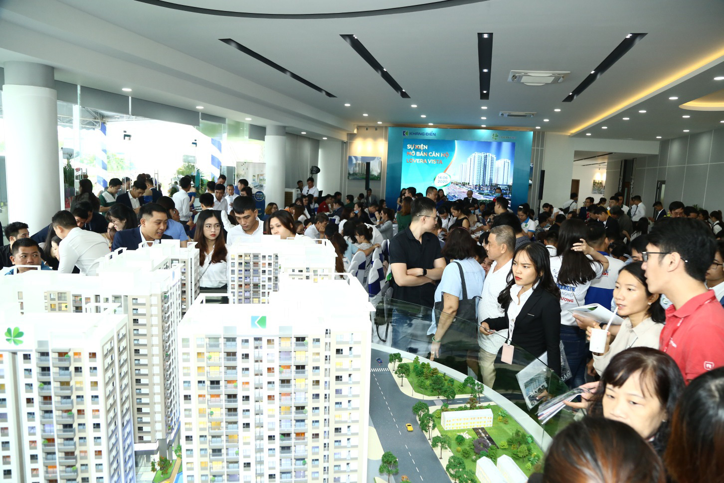 Hơn 400 khách hàng tham dự lễ mở bán căn hộ 3 phòng ngủ dự án Lovera Vista