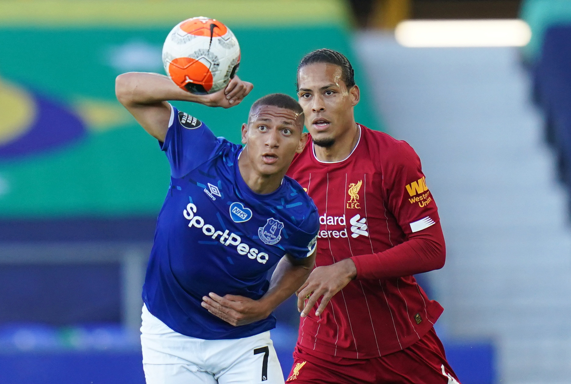 Rực lửa derby, Everton suýt gieo sầu cho Liverpool